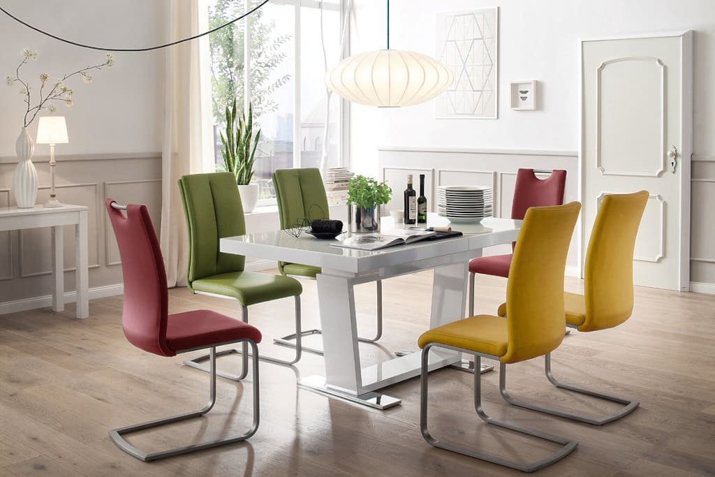 Krzesła do jadalni „Paulo” (dystr. MC Akcent) występują w dziewięciu kolorach ekoskóry, na stelażu giętym, wykonanym ze stali szlachetnej szczotkowanej.