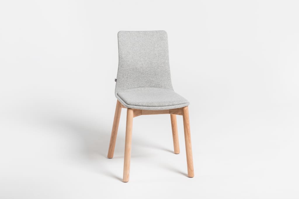 „Linar Plus” marki Noti to zmodyfikowana wersja krzeseł „Linar” z 2007 r., o płynnej linii połączenia siedziska z oparciem.