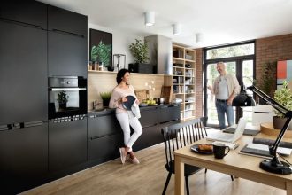 Kuchnia „33’rd Saperavi Avenue” z linii „Capital” z oferty marki Senso Kitchens to propozycja firmy Black Red White.