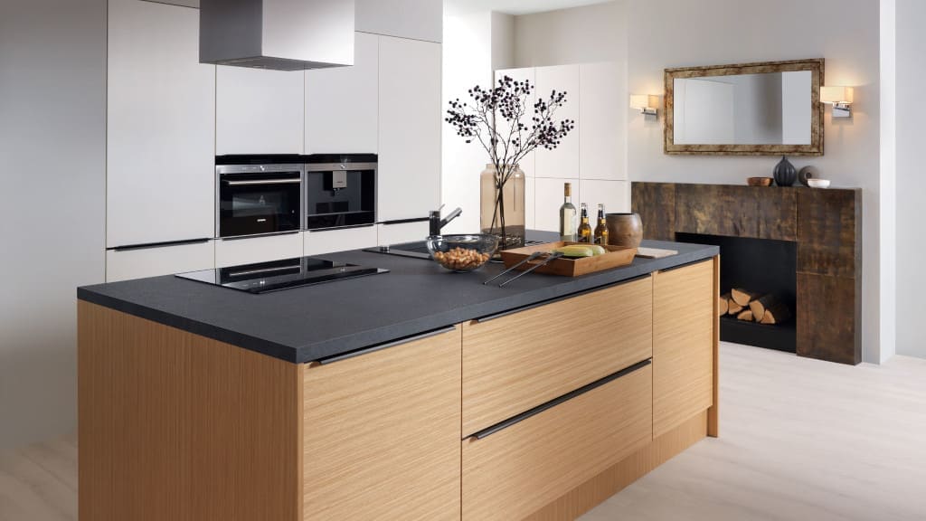 Kuchnie na wymiar „Senso Kitchens” firmy Black Red White dają niezliczoną ilość możliwość aranżacji kuchennej przestrzeni. Na zdjęciu – kuchnia „37th Savana Avenue” w dekorze „Dąb Legno”.
