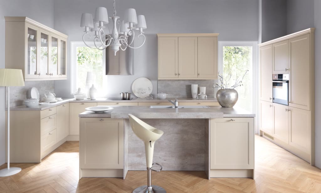 Szykowna i funkcjonalna kuchnia „43rd Luvak Avenue” firmy Black Red White to meble w eleganckim, matowym wykończeniu, zwieńczone efektowną, dekoracyjną listwą.