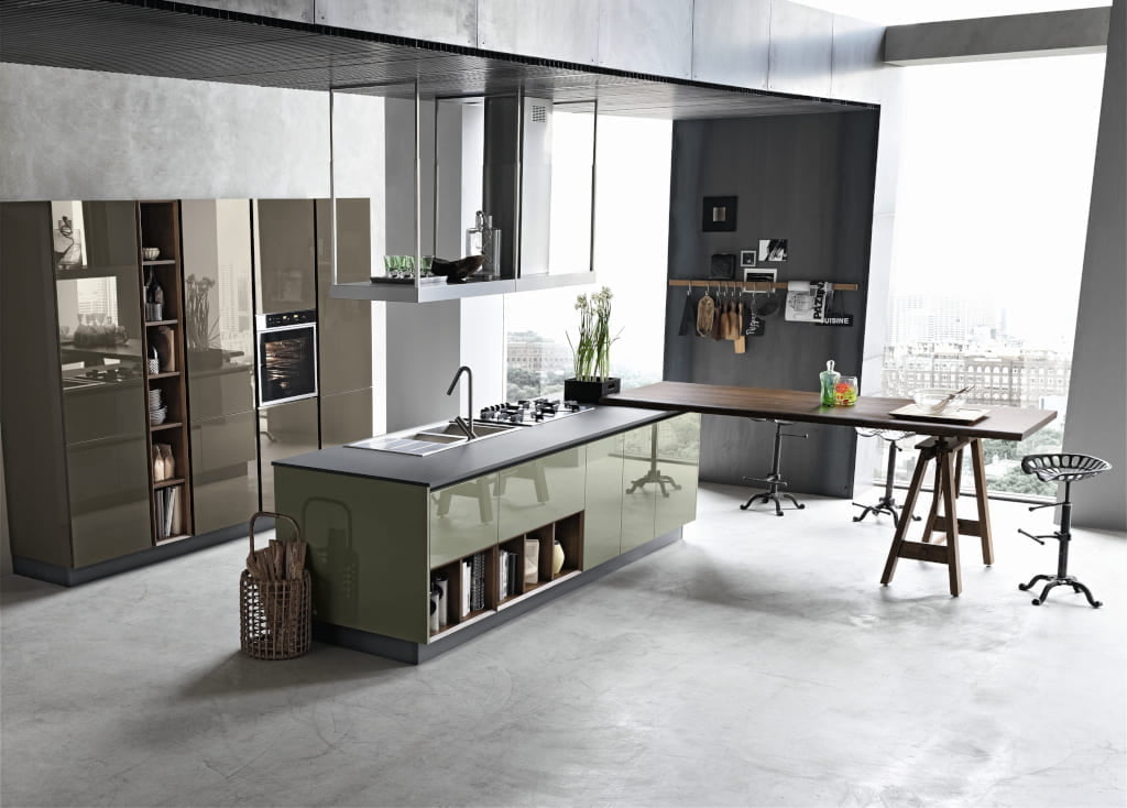 W kuchni „Aleve” włoskiej marki Stosa (dystr. Studio Italia) zastosowano błyszczące lakierowane fronty, a wyspa uzupełniona jest drewnianymi regałami oraz blatem do jedzenia.