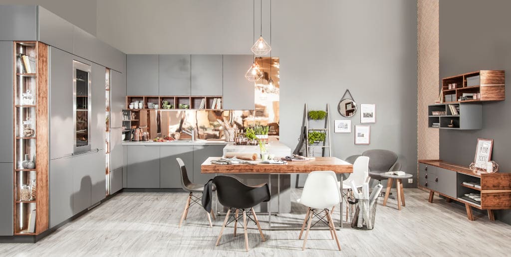 Kuchnia „Calma Szary Mat” marki WFM Kuchnie powstała z myślą o czasach, w których mieszkania będą coraz mniejsze, praca w domu stanie się powszechnym standardem, a kuchnia będzie pomieszczeniem multifunkcyjnym.