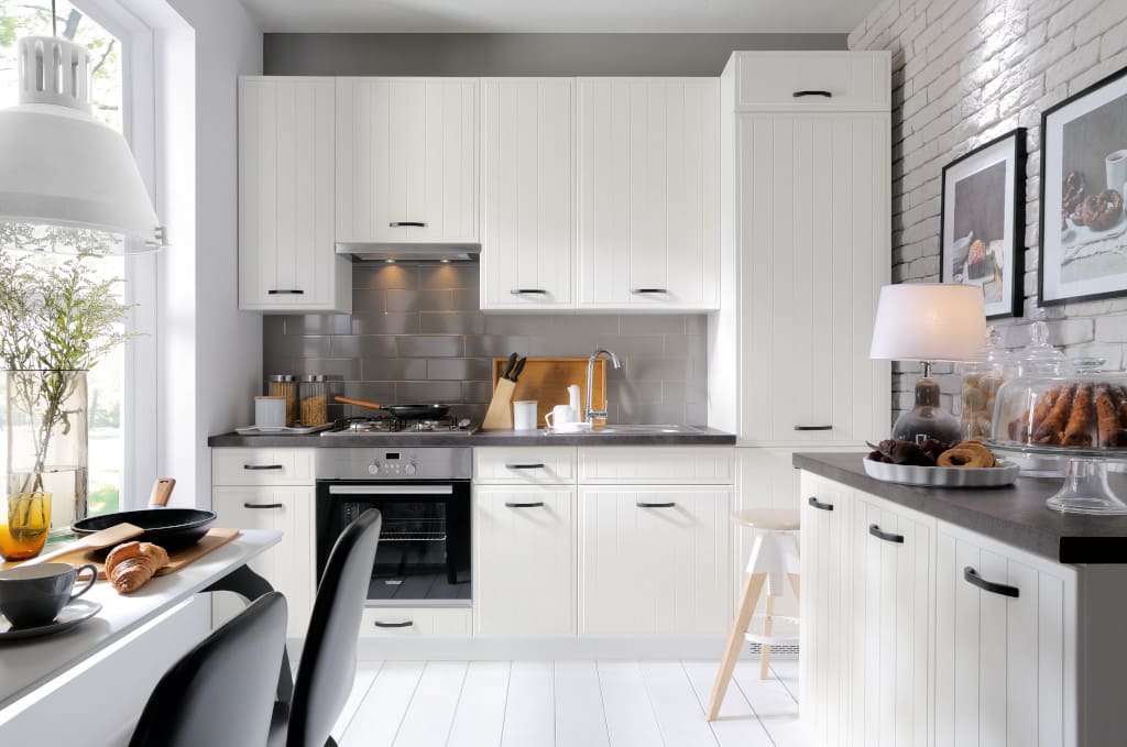 Kuchnia „Domin”, propozycja firmy Black Red White, to kolorystyka i spokojna forma w skandynawskim stylu.