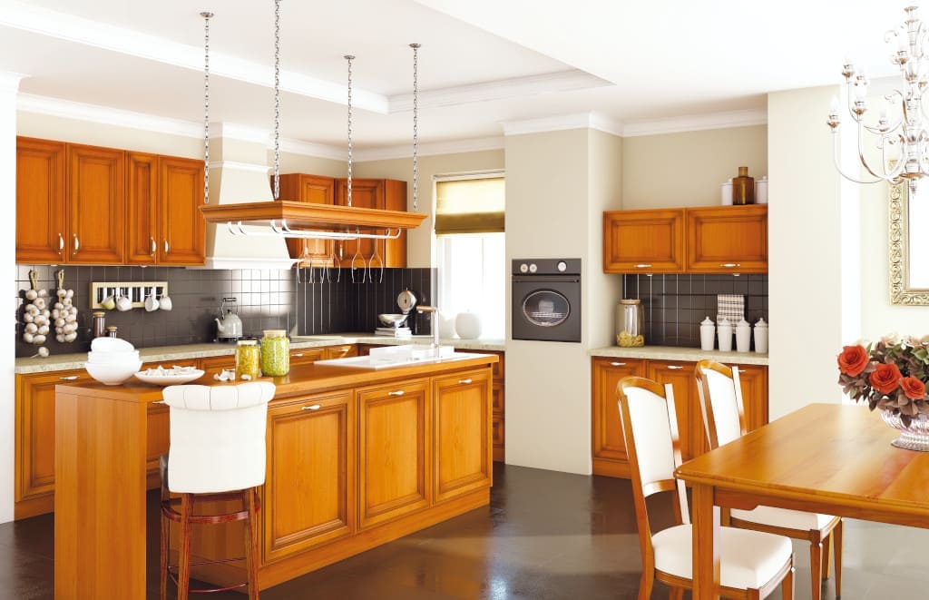 Kuchnia „Elite” firmy Layman to klasyczne wzornictwo oparte o szlachetne materiały, takie jak drewno, z którego wykonane są fronty czy użyty w uchwytach metal połączony z porcelaną.