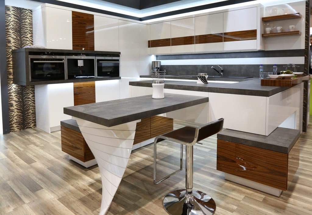 W widocznej na zdjęciu kuchni firmy Mebles Design połączono lakier biały połysk z fornirem „Palisander Santos”, również wykończonym na wysoki połysk.