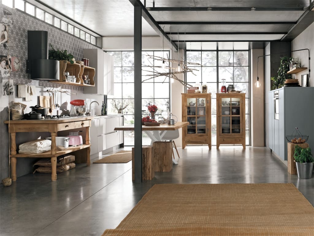 Kuchnia „Maya” włoskiej marki Stosa z prostymi, białymi i bladoniebieskimi frontami szafek, uzupełniona unikatową kolekcją dodatkowych elementów z surowego drewna.