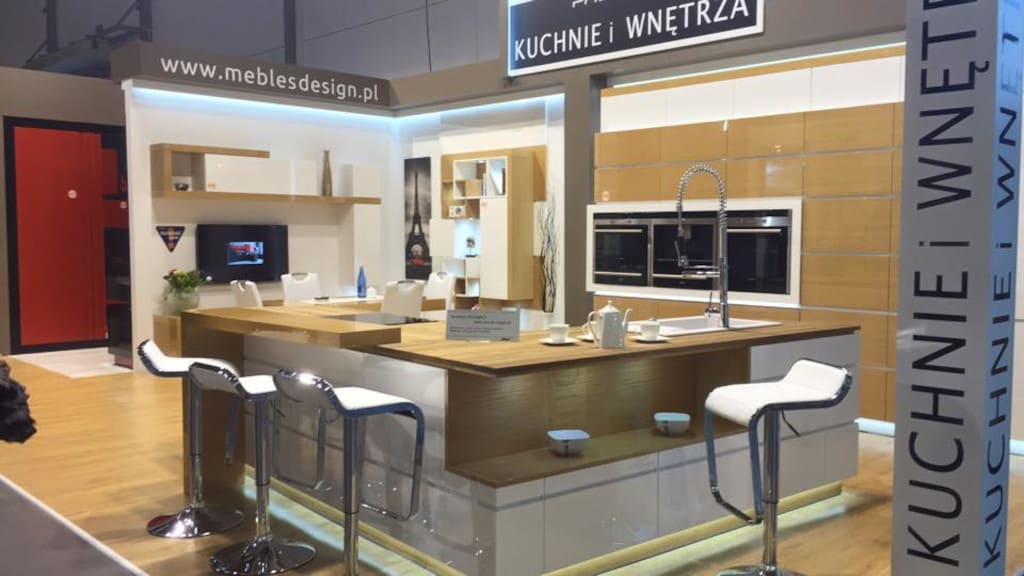 Solidna zabudowa z mnóstwem szuflad i systemów organizacji na przechowywanie to propozycja firmy Mebles Design. Kuchnia ta była prezentowana na poznańskich targach „Meble Polska 2016”.