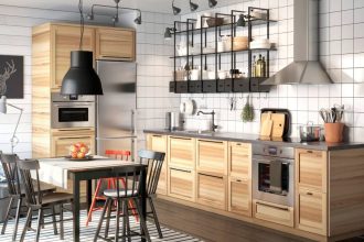 W kuchni „Metod” z oferty IKEA obudowy szafek wykończono białą folią melaminową.