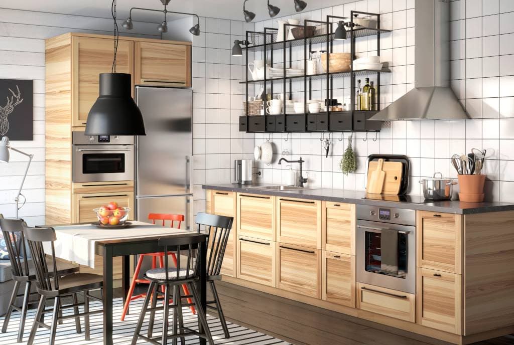 W kuchni „Metod” z oferty IKEA obudowy szafek wykończono białą folią melaminową.