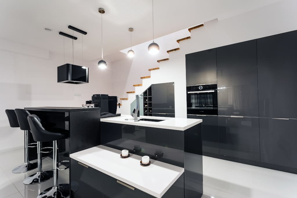 Nowoczesne rozwiązania, odważne kolory i wyrazisty akcent w postaci kamienia to propozycja należącego do sieci Max Kuchnie Studia Meble Bukowska.