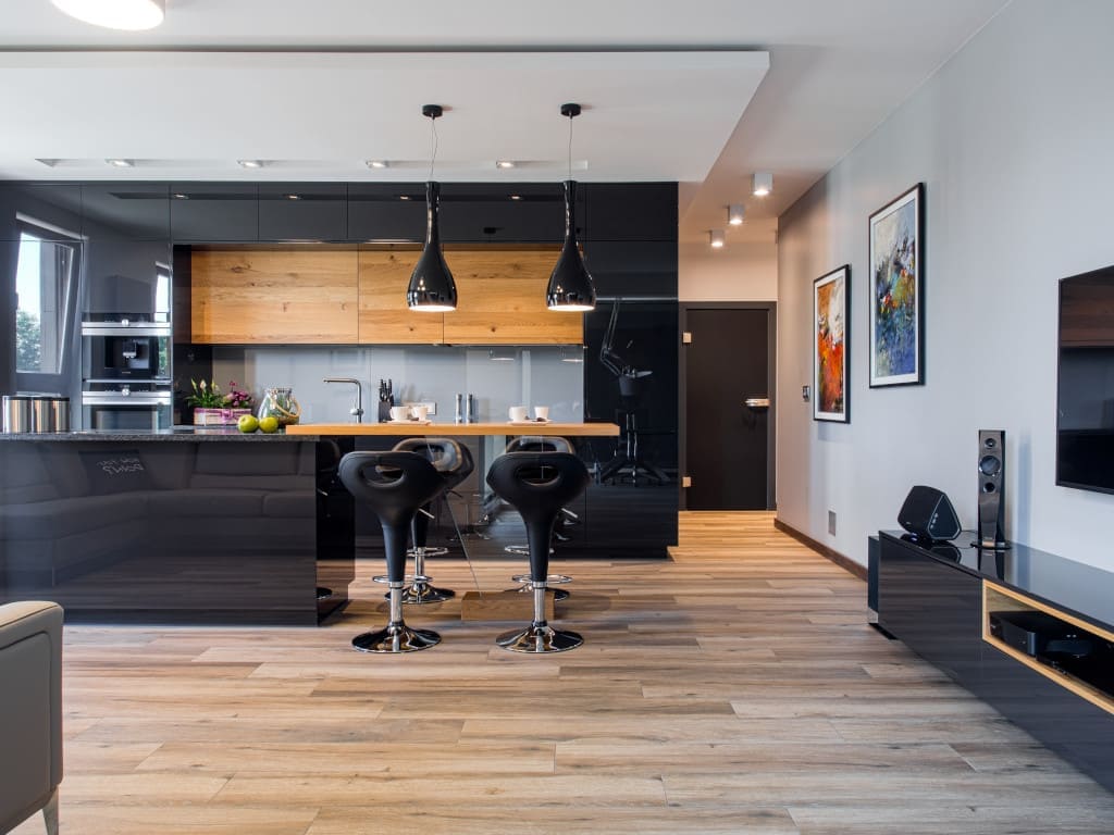 Producentem kuchni „Q10” z kolekcji „Unique” jest firma Rust. Kolorystyka mebli pozostała w męskich zdecydowanych barwach – pięknie połyskującej lawie z dodatkiem drewna, bez zbędnego przepychu.