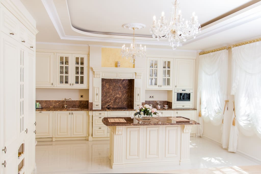 Znakiem rozpoznawczym kuchni w stylu angielskim są charakterystyczne kształty i zdobienia oraz wyspa. Występują w niej delikatne barwy, stosowane na ścianach, meblach i podłodze.