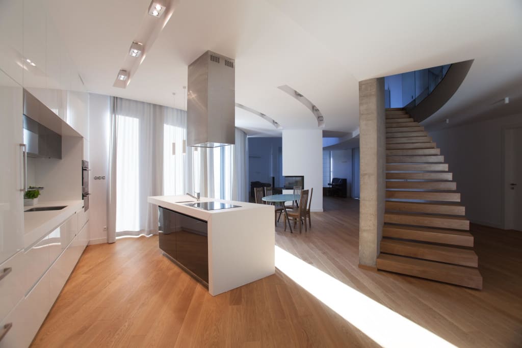 Kuchnia w domu zbudowanym na planie wycinka koła to jedna z realizacji Studia Prostych Form.