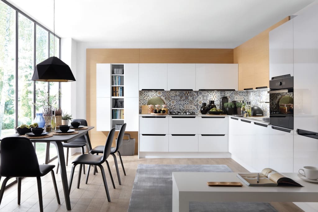 Kuchnia z frontami „33rd Saperavi Avenue lakier” to propozycja z oferty kuchni na wymiar „Senso Kitchens” firmy Black Red White. Lakierowane fronty dostępne są w wielu kolorach.