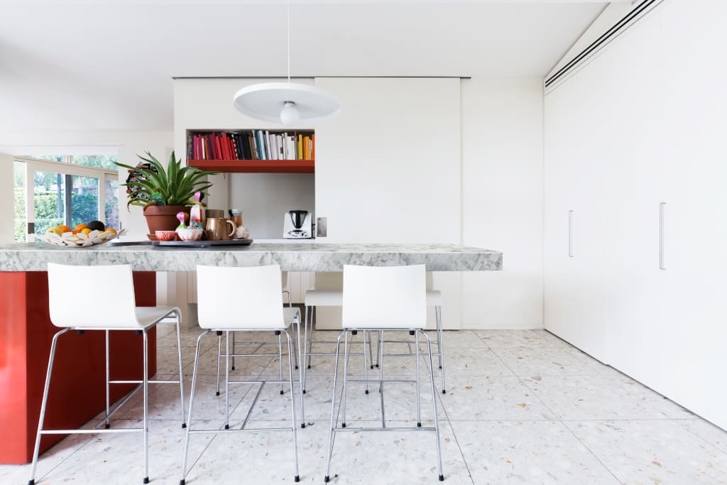 Kuchnia z materiałów Pfleiderer w dekorze „Marmur Carrara”.