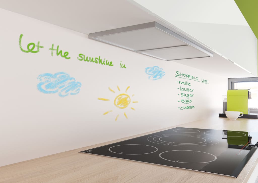 Oprócz efektownego połysku na meblach, z „Rauvisio Crystal” Rehau możemy cieszyć się dodatkowymi możliwościami laminatu np. przyczepiać magnesy czy swobodnie pisać markerami po frontach mebli.