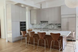 Laminat szklany „Rauvisio crystal” od Rehau pozwala zapomnieć o wadach prawdziwego szkła, łącząc jego zalety z zaletami termoplastycznych laminatów.