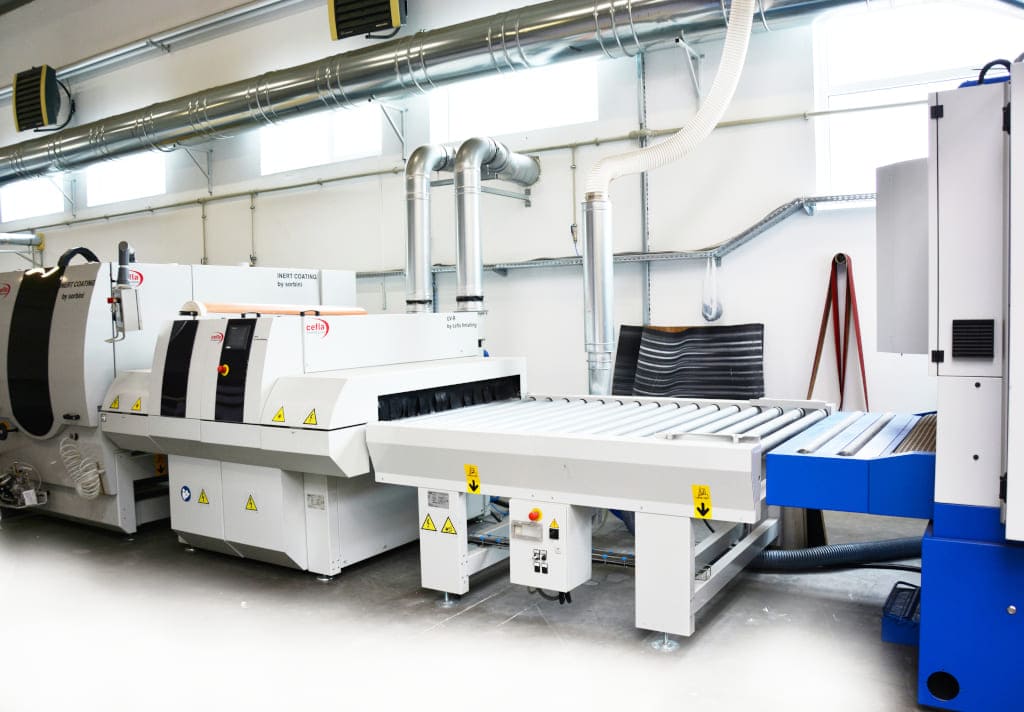 Linia lakiernicza w firmie Sklejbud pozwala na nadanie lustrzanego połysku nawet płycie wiórowej laminowanej. Została zainstalowana u producenta przez firmę Teknika.