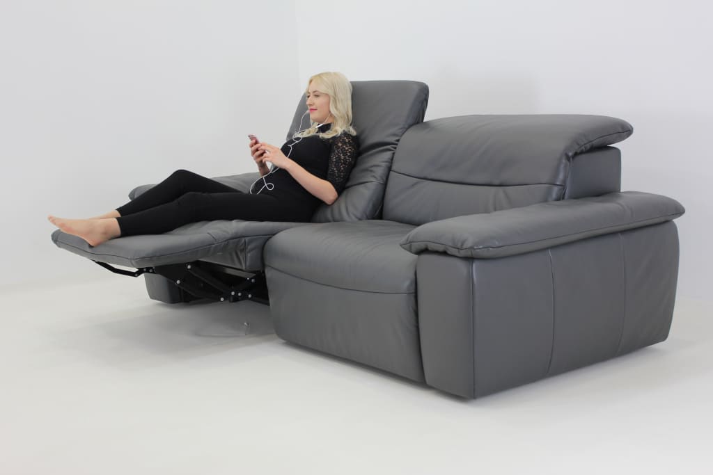 Na niesamowicie wygodnym meblu ze stelażem „Lounge System” autorstwa Stalmot & Wolmet można wygodnie oglądać TV, spać i robić, co się chce.