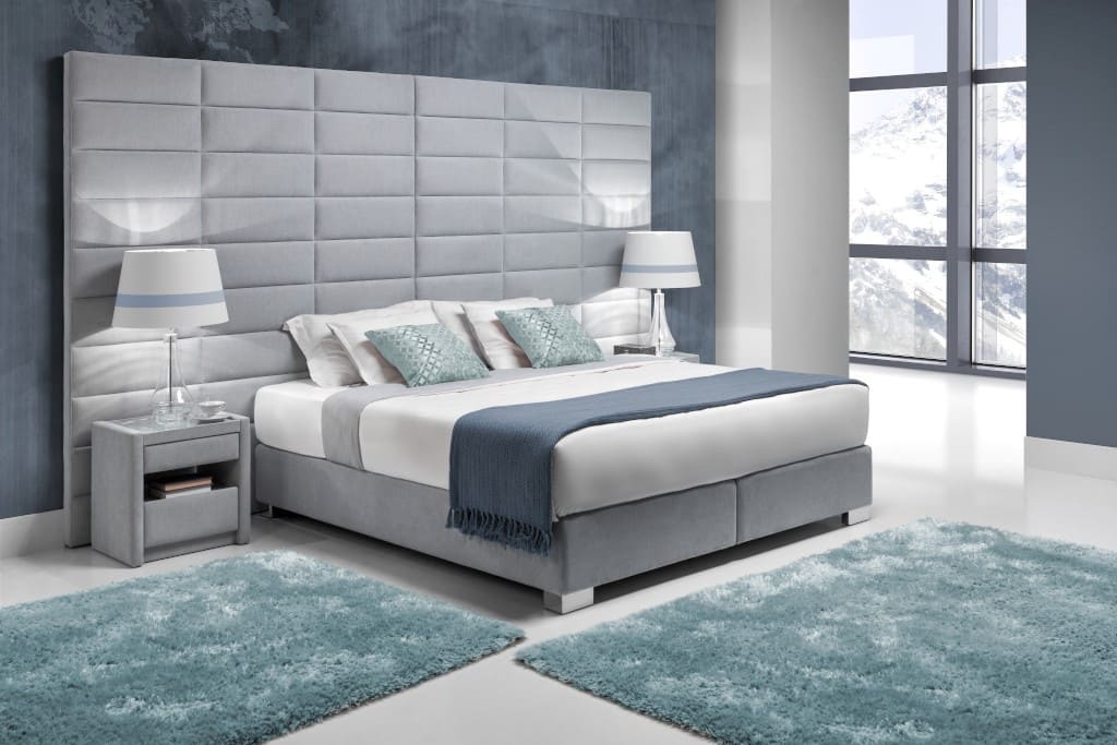 Łóżka kontynentalne z miękkimi poduszkami wezgłowia „505” to propozycja marki New Elegance.