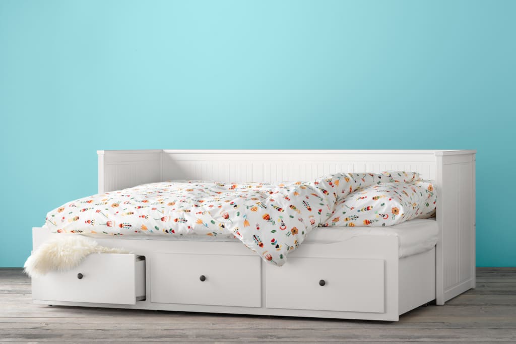 Łóżka z dodatkowym, wysuwanym spaniem sprawdzą się przede wszystkim wtedy, gdy przyjmujemy na noc gości. Do pokoju dziecięcego i młodzieżowego świetnie pasować będzie łóżko rozkładane „Hemnes” IKEA.