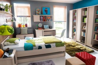 Łóżko „Caps” z oferty firmy Black Red White to wyjątkowa propozycja dla dwójki dzieci.