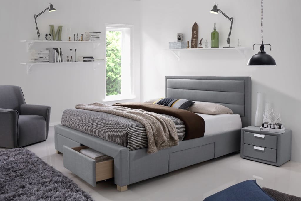 Minimalistyczne łóżko „Domodo” (dystr. Le Pukka Concept Store) o prostej konstrukcji i popielatym kolorze tapicerki to mebel stworzony z myślą o nowoczesnych, skandynawskich sypialniach.