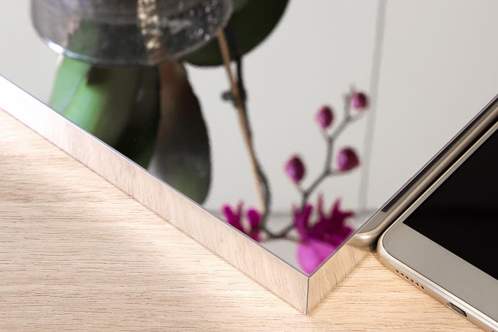 „Lustro PET” firmy Niemann Polska powstało w wyniku naniesienia na płytę MDF o grubości 18,5 mm warstwy wysoko odbijającej folii poliestrowej.