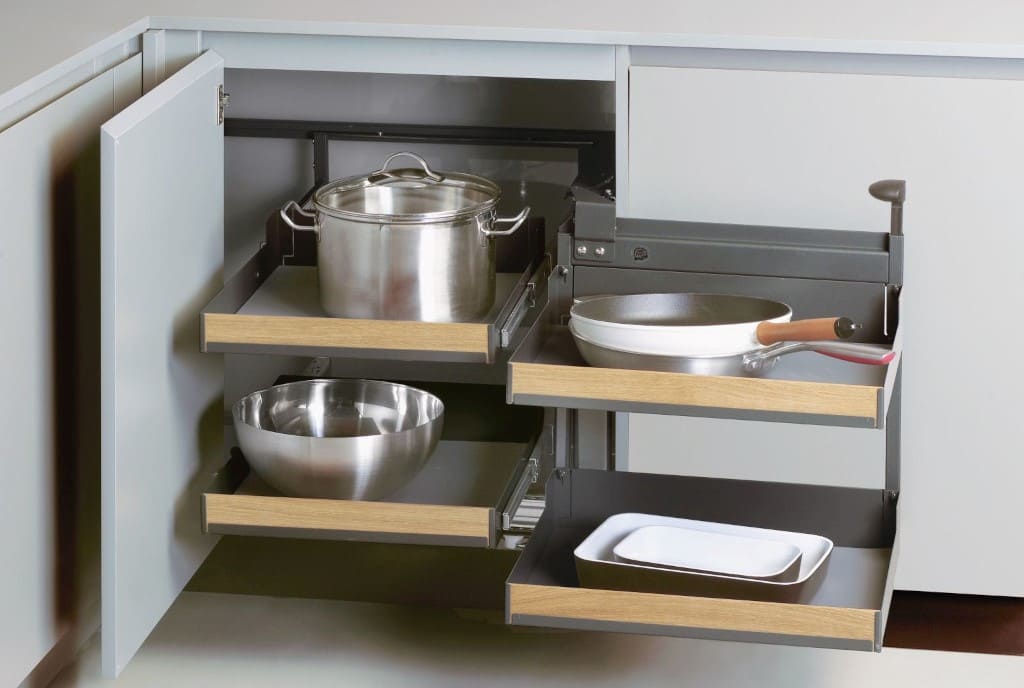 „Magic Corner Comfort” od Peka to perfekcyjnie skonstruowany system narożny, który umożliwia efektywne wykorzystanie tzw. „ślepego” narożnika w kuchni.