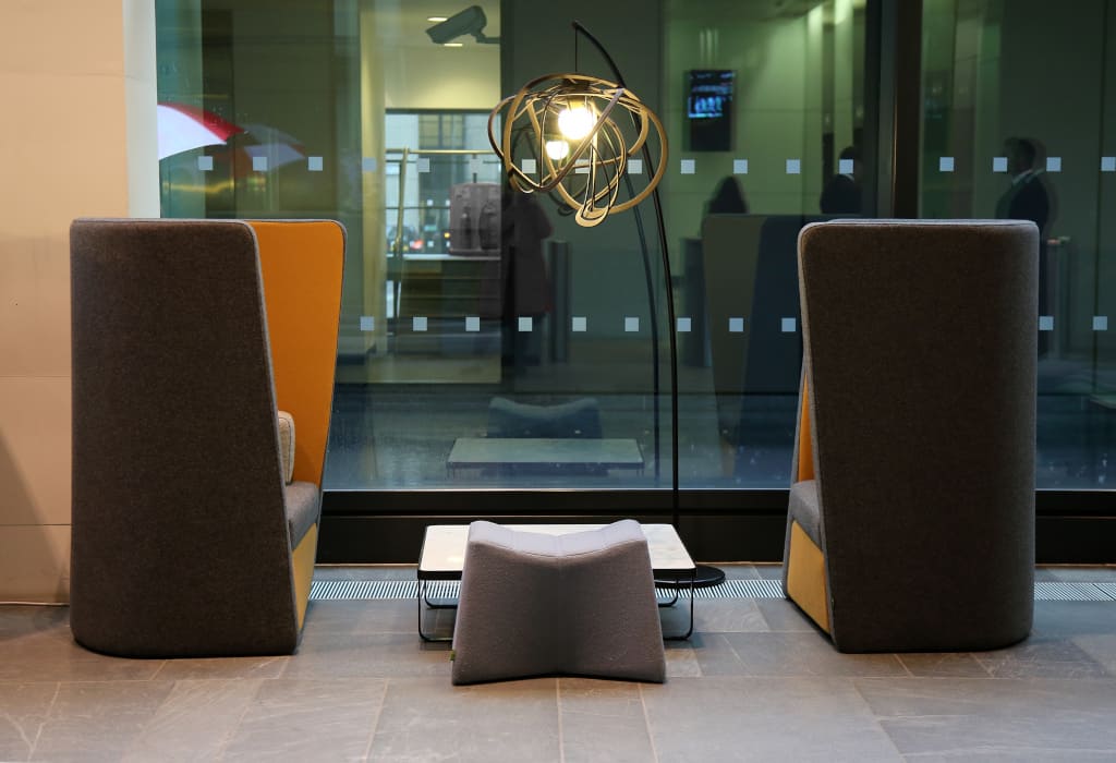 Najnowszy partner firmy Herman Miller, brytyjska spółka Naughtone, projektuje nowoczesne meble, takie jak fotele, sofy i stoliki. Dystrybutorem tych mebli w Polsce jest firma K&R Design.