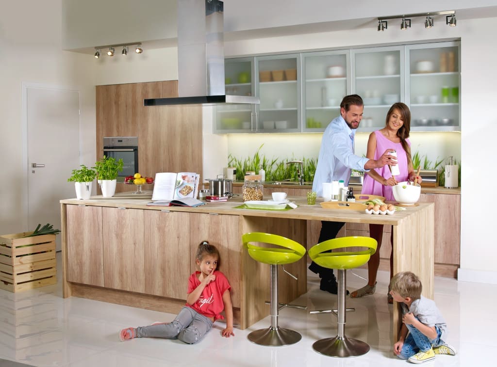 Meble kuchenne z serii „Grenoble Delinia” znaleźć można w ofercie sieci Leroy Merlin. Górne szafki wyposażone są we fronty z folią PCV w kolorze imitującym drewno dębowe.