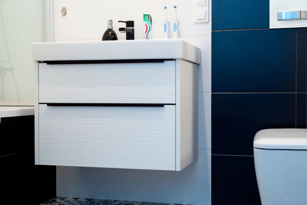 Meble łazienkowe z płyt Cleaf oferowanych przez Forner.