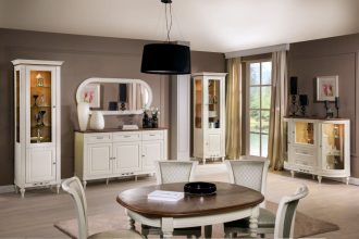 „Florencja” (prod. Fabryka Mebli Taranko) powstała z myślą o harmonii życia w skąpanej słońcem Toskanii. Meble w stylu klasycznym kryją w sobie urok dawnych lat i niekwestionowany styl.
