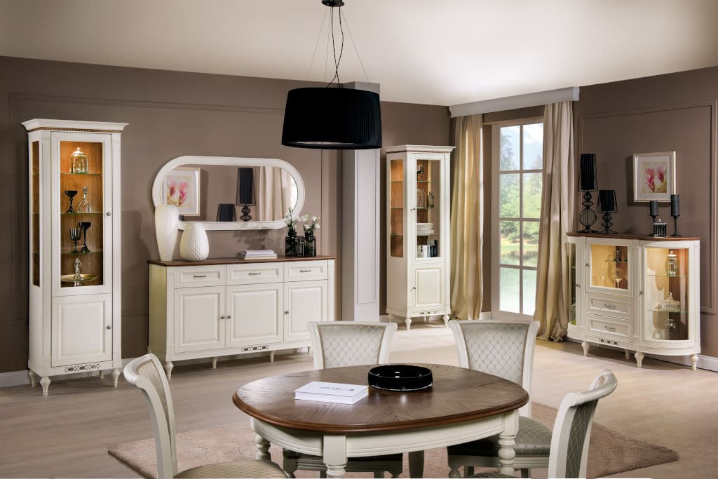 „Florencja” (prod. Fabryka Mebli Taranko) powstała z myślą o harmonii życia w skąpanej słońcem Toskanii. Meble w stylu klasycznym kryją w sobie urok dawnych lat i niekwestionowany styl.