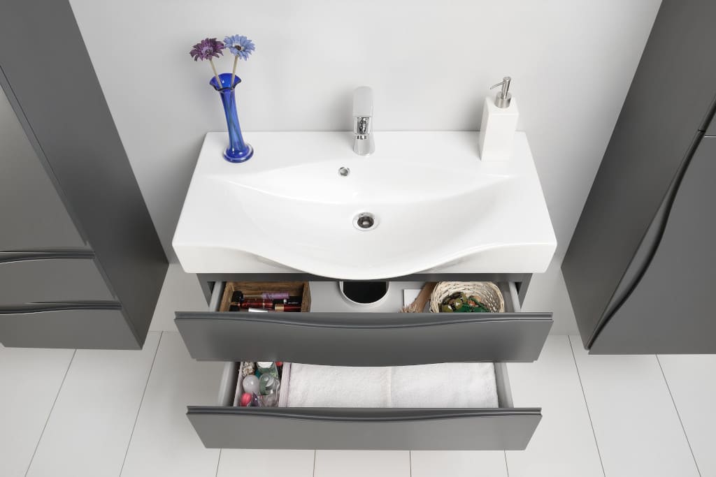 „Wave” (prod. Antado, dystr. Coram Poland) to unikalne wzorniczo meble z lakierowanego MDF-u z finezyjnym uchwytem frezowanym w kształcie fali, nawiązującym do formy umywalki.