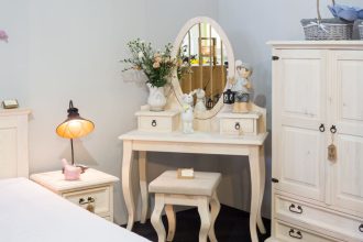 Firma Meblo-Wosk poleca uwadze klientów toaletkę „TOL02” z kolekcji „Bianco”. Ten stylowy mebel wykonano w całości z litego drewna sosnowego i wykończono naturalnymi woskami.