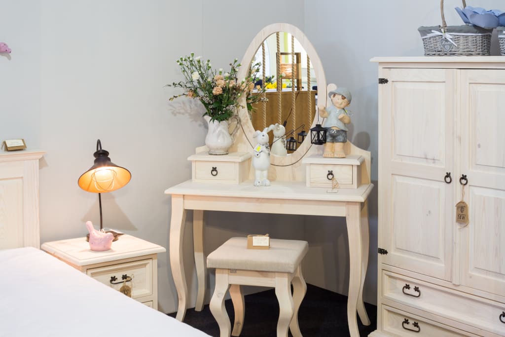 Firma Meblo-Wosk poleca uwadze klientów toaletkę „TOL02” z kolekcji „Bianco”. Ten stylowy mebel wykonano w całości z litego drewna sosnowego i wykończono naturalnymi woskami.