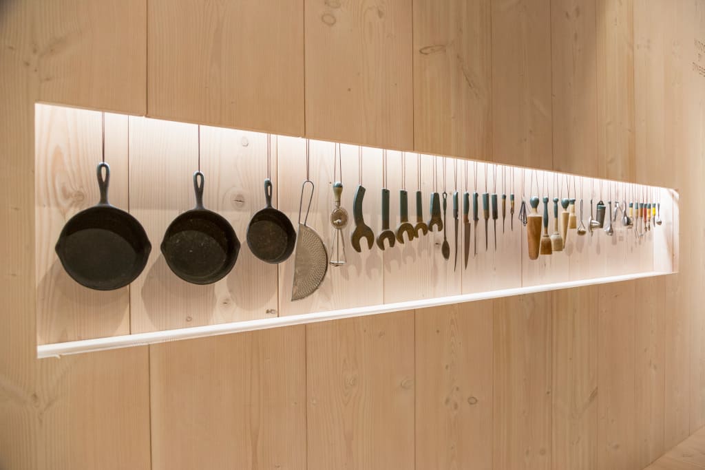 Dla drobnych narzędzi i akcesoriów znalazło się miejsce w długiej wnęce na jednej ze ścian w strefie głównej domu. Zawieszone na sznurkach stworzyły przyciągający uwagę element.