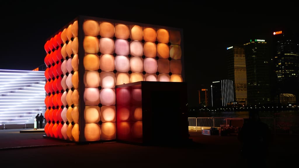 Dobra akustyka, a przy tym miękkie linie architektoniczne pawilonu w Szanghaju ze szkłem Saint-Gobain.