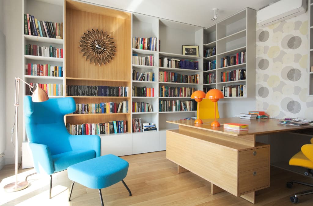 W 150-metrowym mieszkaniu na warszawskim osiedlu Ekopark znalazło się również miejsce na stylowe i estetyczne przechowywanie książek. Projekt: Soma Architekci.