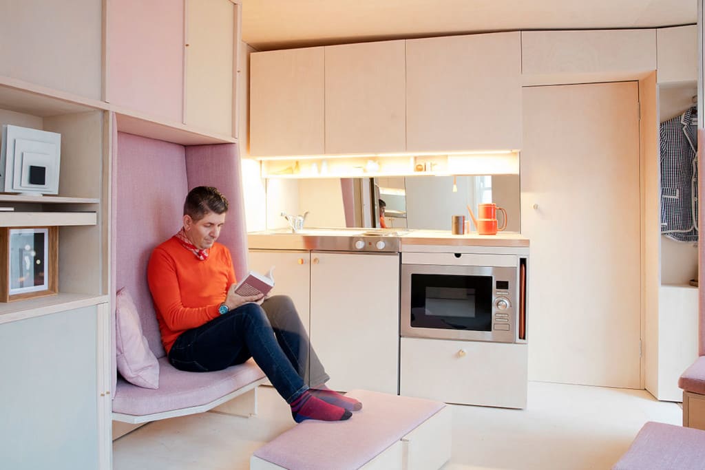 Nina Tolstrup ze Studiomama zamieniła maleńkie biuro w Islington w północnym Londynie w mikroapartament o powierzchni 13 m2.