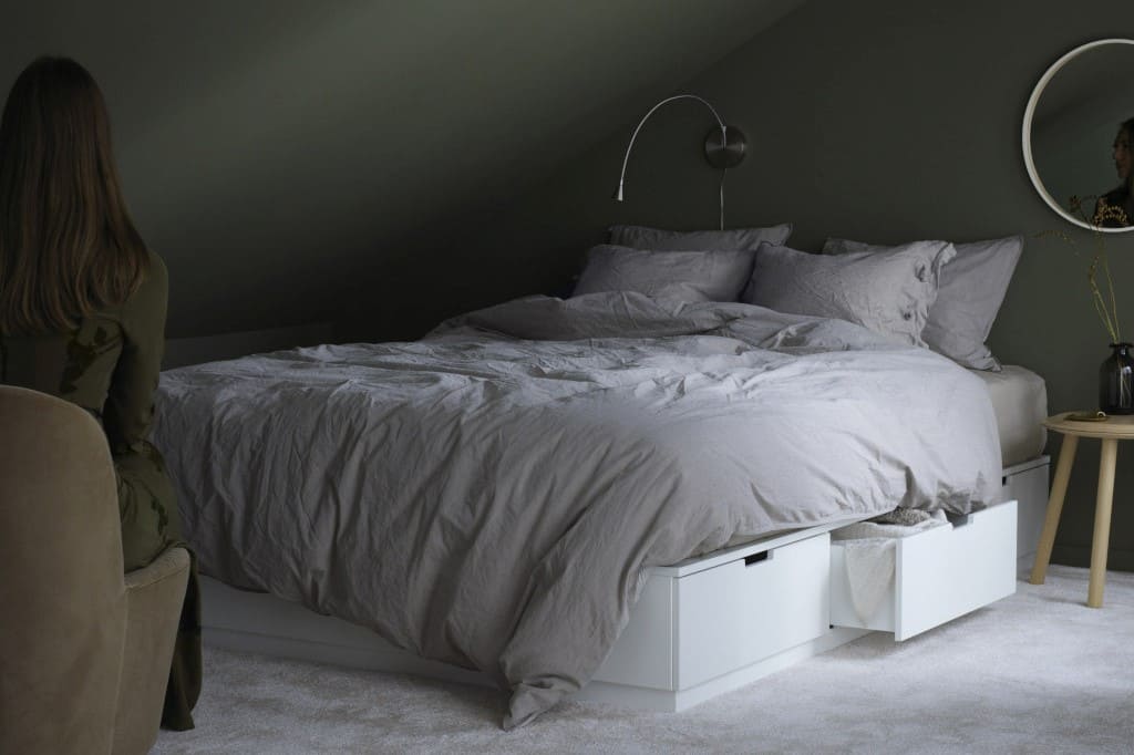„Nordli” – rama łóżka IKEA z szufladami.