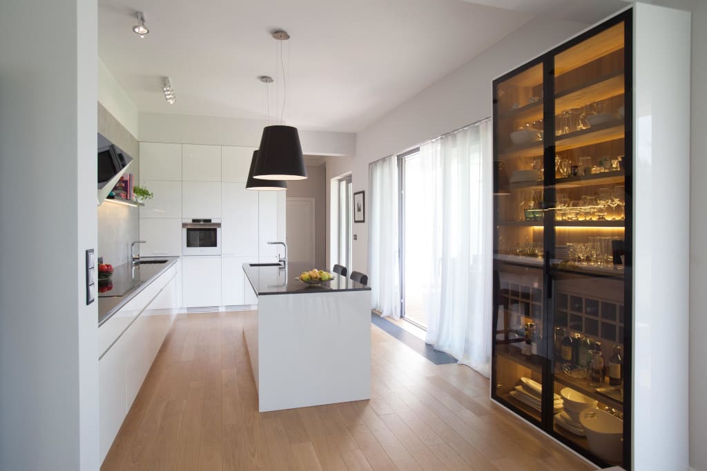 Nowoczesny przeszklony kredens do przechowywania wina, porcelany i szkła, Studio Prostych Form.