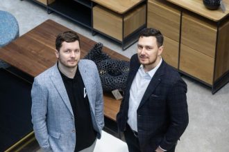 Od lewej: Bartosz Przybylski, wiceprezes Zarządu Komet i Wojciech Przybylski, prezes Zarządu Komet o budowaniu marki My Modern Home i rozwoju e-commerce.