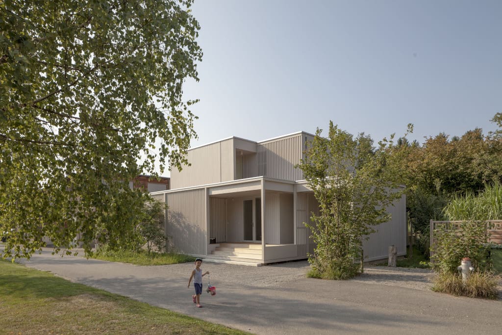 Olej do drewna „Pullex Aqua-Terra” firmy Adler należy do nowej generacji materiałów wykonanych z odnawialnych produktów pochodzenia organicznego.