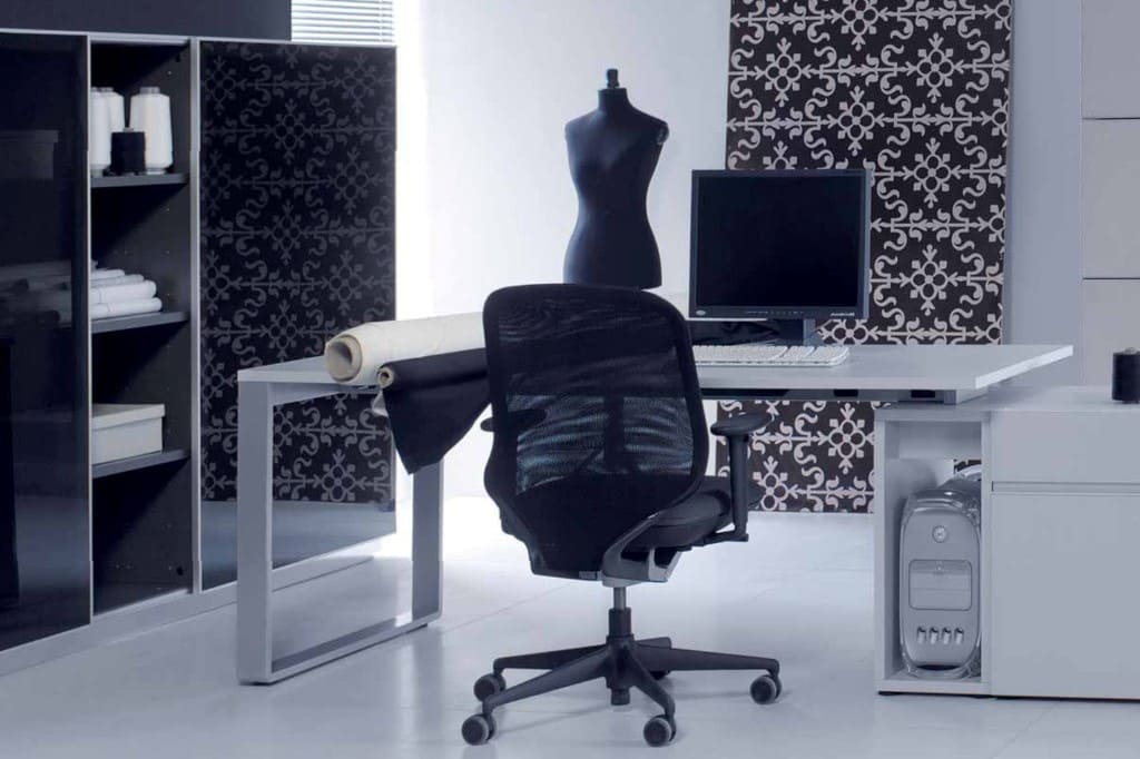 Eksperci z Everspace podkreślają, że ważną kwestią jest organizacja miejsca pracy w taki sposób, abyśmy wszelkie potrzebne sprzęty i dokumenty mieli w zasięgu ręki.