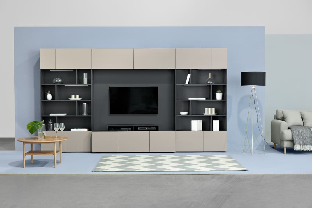 Panel TV „Muro” firmy Black Red White został zaprojektowany w taki sposób, aby umożliwić stworzenie eleganckiej i funkcjonalnej przestrzeni wokół telewizora.