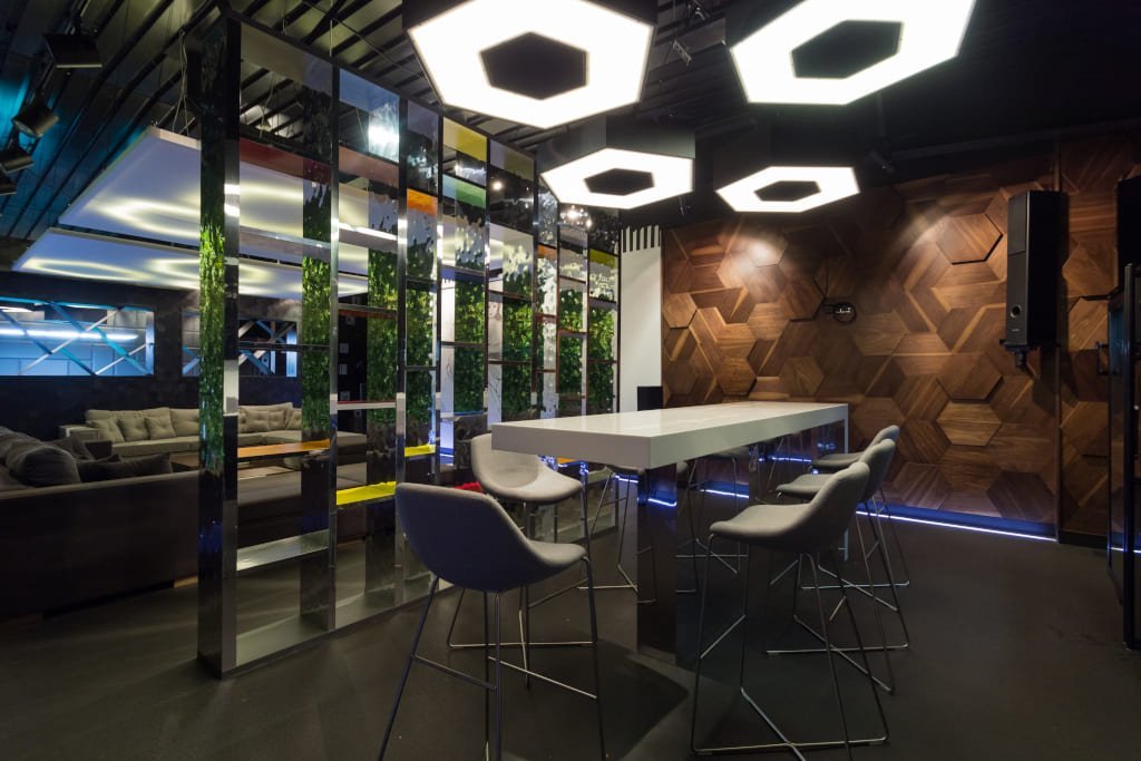 Panele ścienne z oferty firmy Dobra Forma, pokryte np. laminatem lustrzanym lub fornirem.