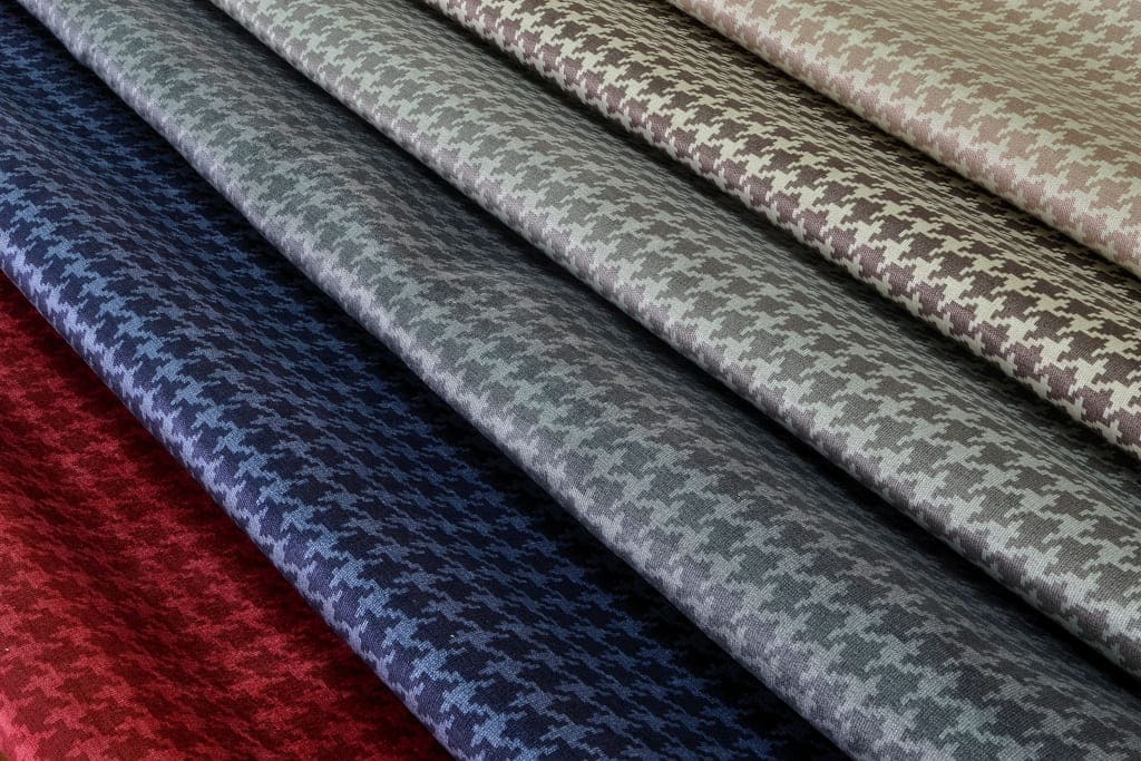 „Pepit” firmy Italvelluti to kolekcja oparta na tkaninie „Brill”, która stanowi gładki koordynat tej kolekcji. Na bazie „Brilla” stworzono trzy wersje tkaniny „Pepit” wykorzystujące wzór pepitki.